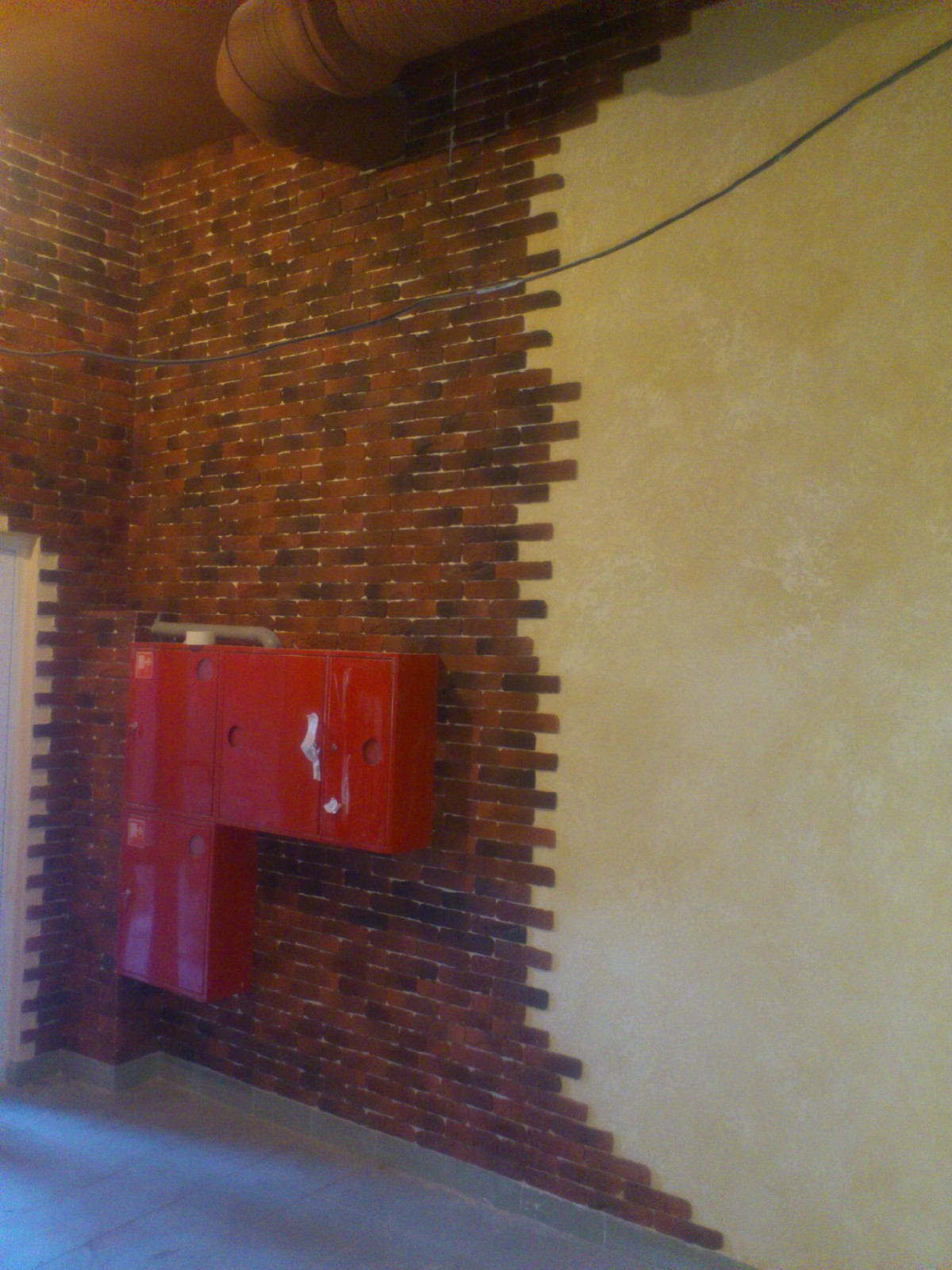 Декоративный камень и жидкие обои